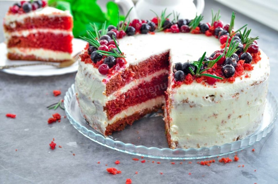 Торт красный бархат с ягодами наверху