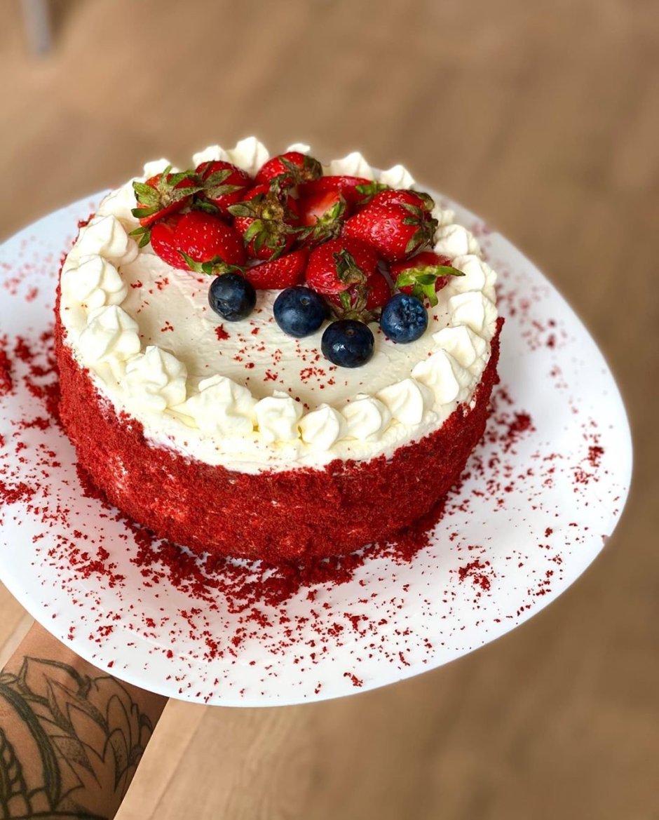 Украшение торта красный бархат фруктами
