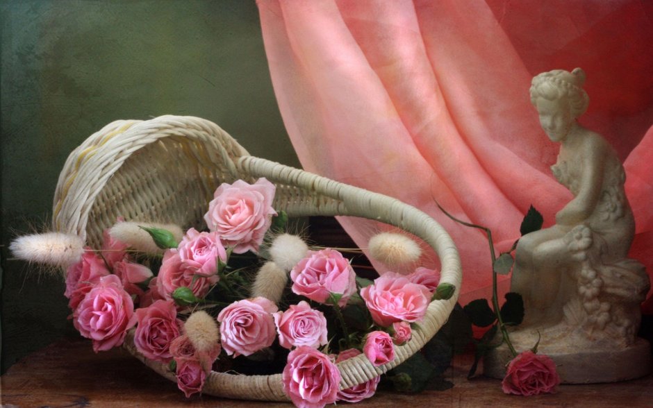 Натюрморт с розовыми цветами