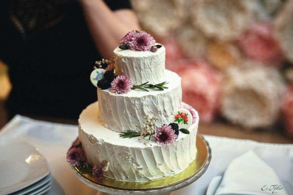 Свадебный торт три шоколада с живыми цветами