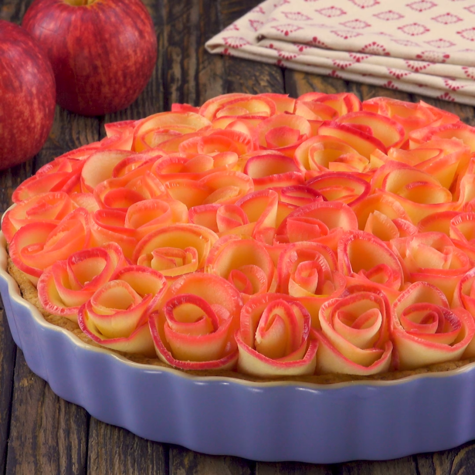Розы из яблок для украшения торта