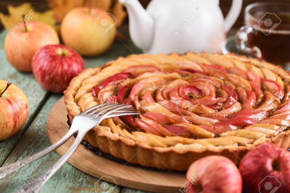 Угощение пирогами с яблоками