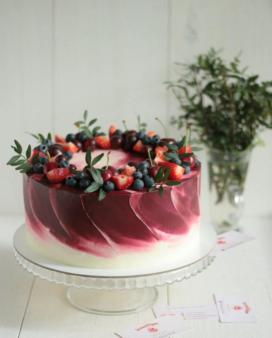 Украшение торта мазками и ягодами