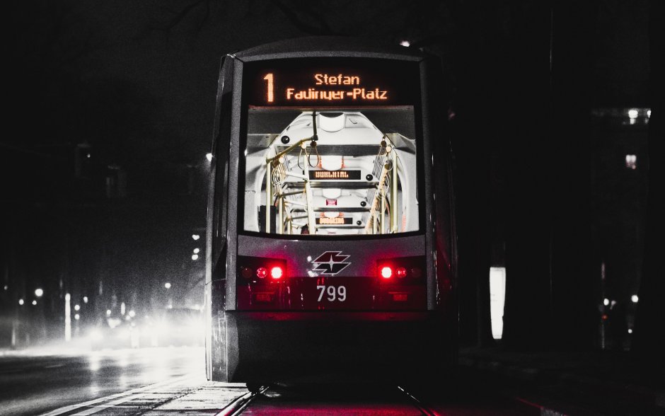 Новогодние электробусы и трамваи в Москве