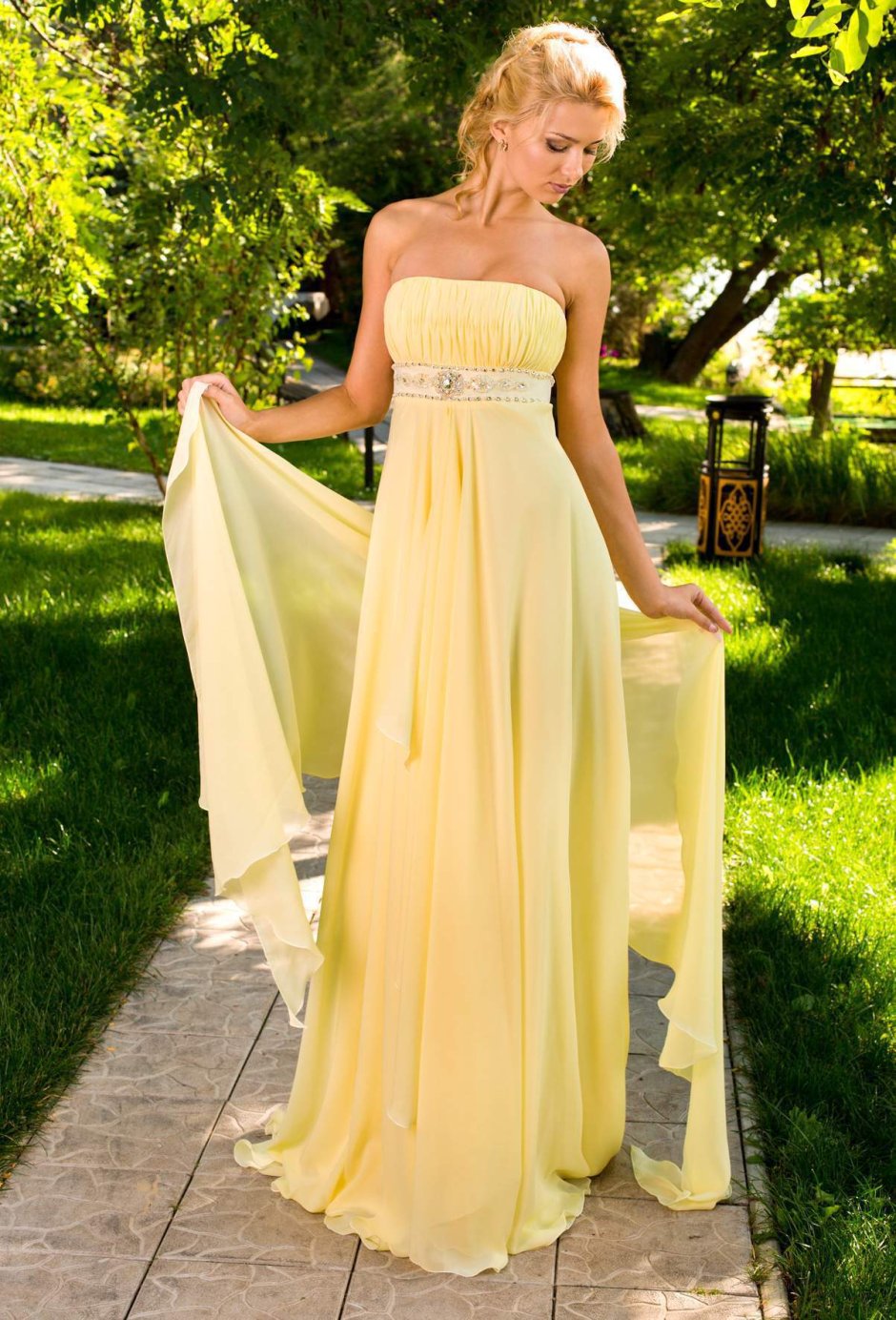 Желтое пышное платье