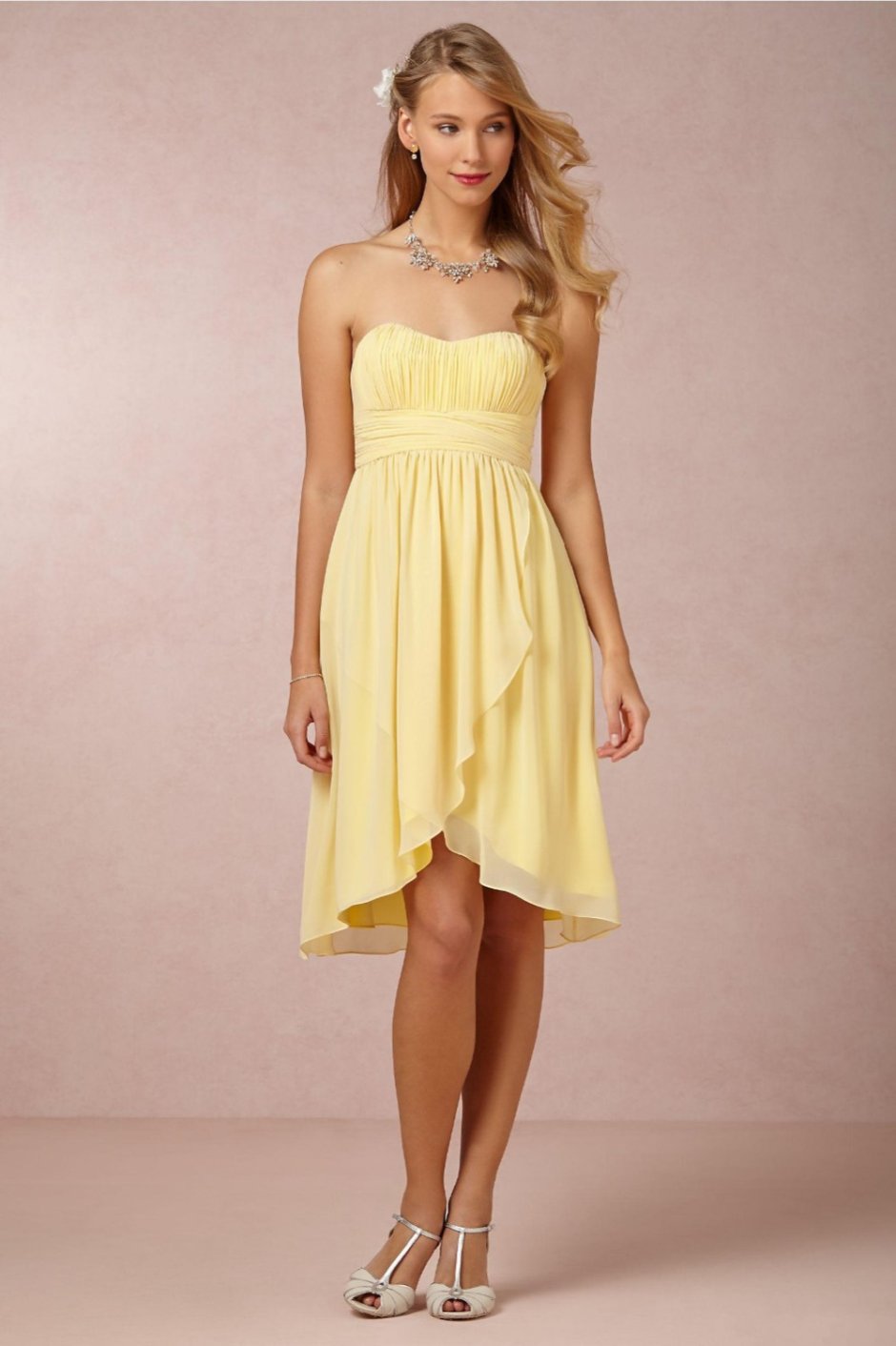 Девушка в желтом платье