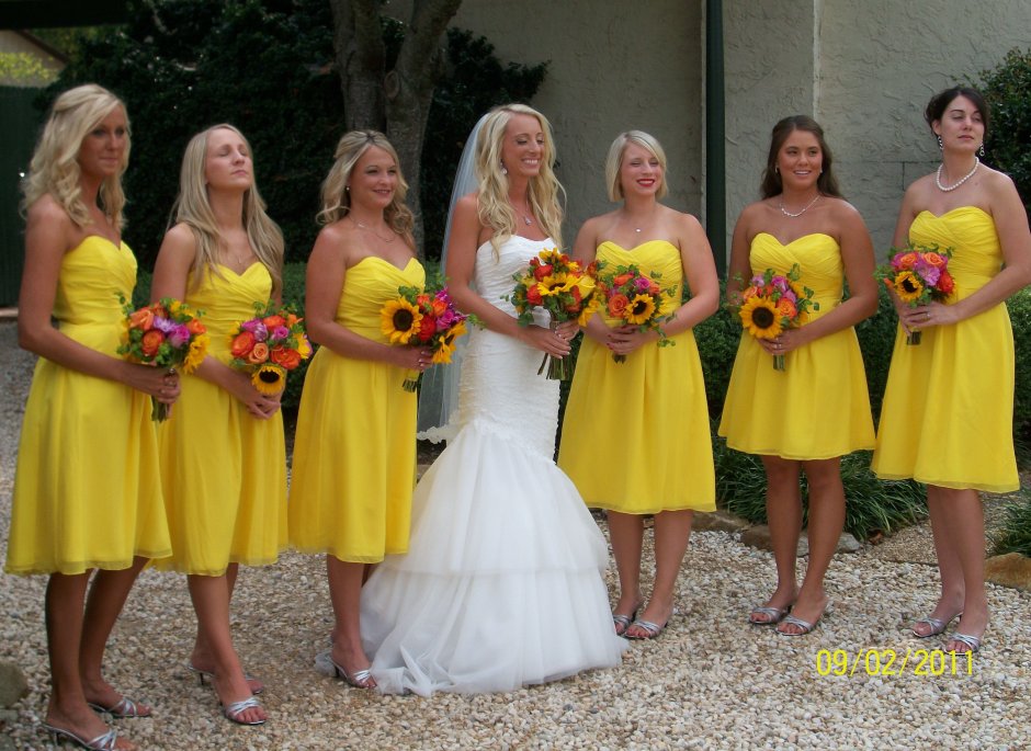 Подружки невесты в желтых платьях