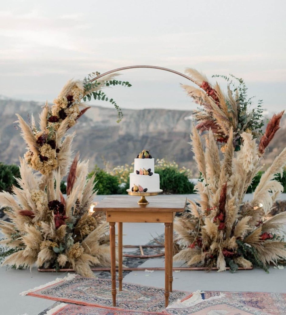 Арка с пампасной травой на свадьбу