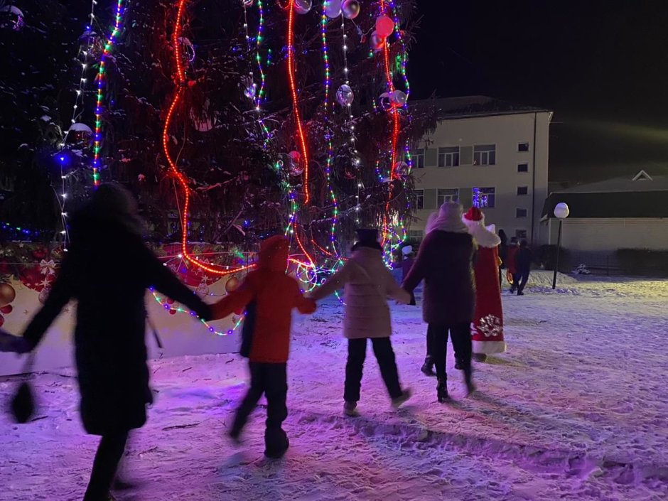 Дети на новогоднем празднике в детском саду