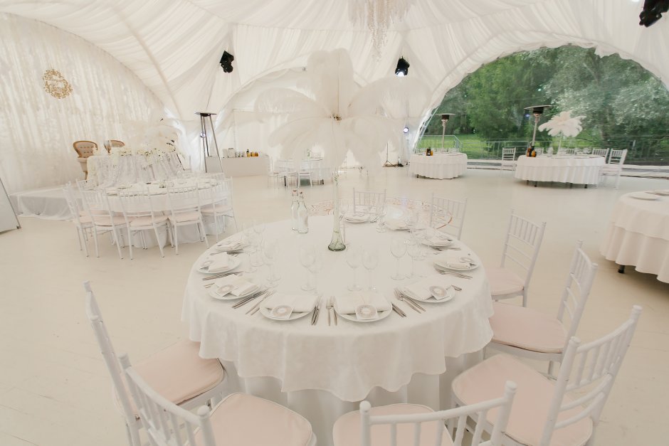 Свадебный декор белого шатра