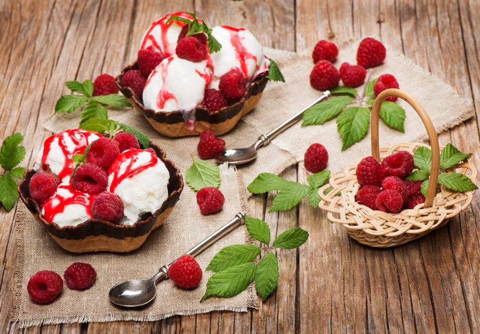 Десерт с ягодами