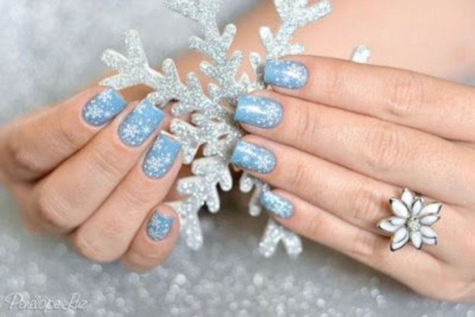 Новогодние ногти со снежинками