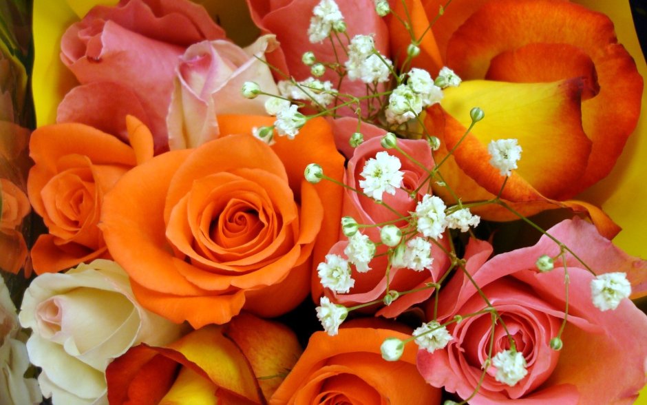 Букет цветов на оранжевом фоне