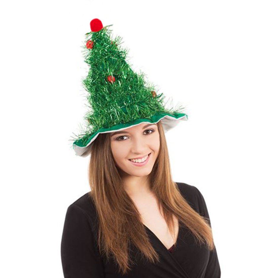 Девушка в новогодней шапке