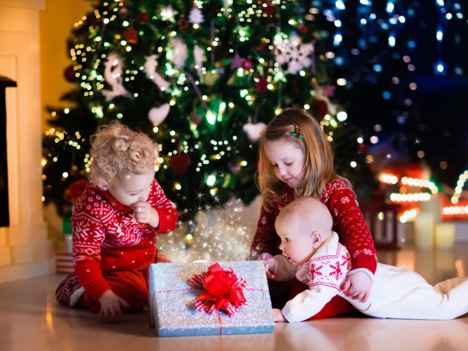 Ребенок под новогодней елкой