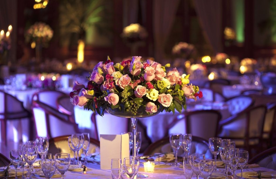 Свадебный стол с едой и цветами