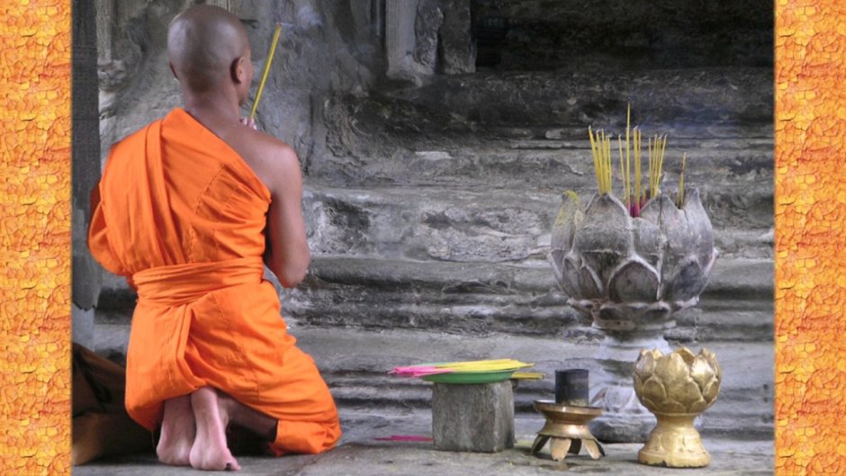 Буддистский монах молится