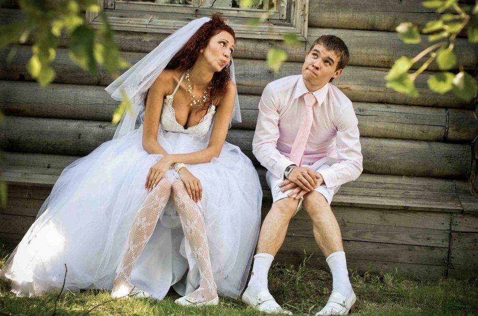 Невеста в платье со спины с женихом