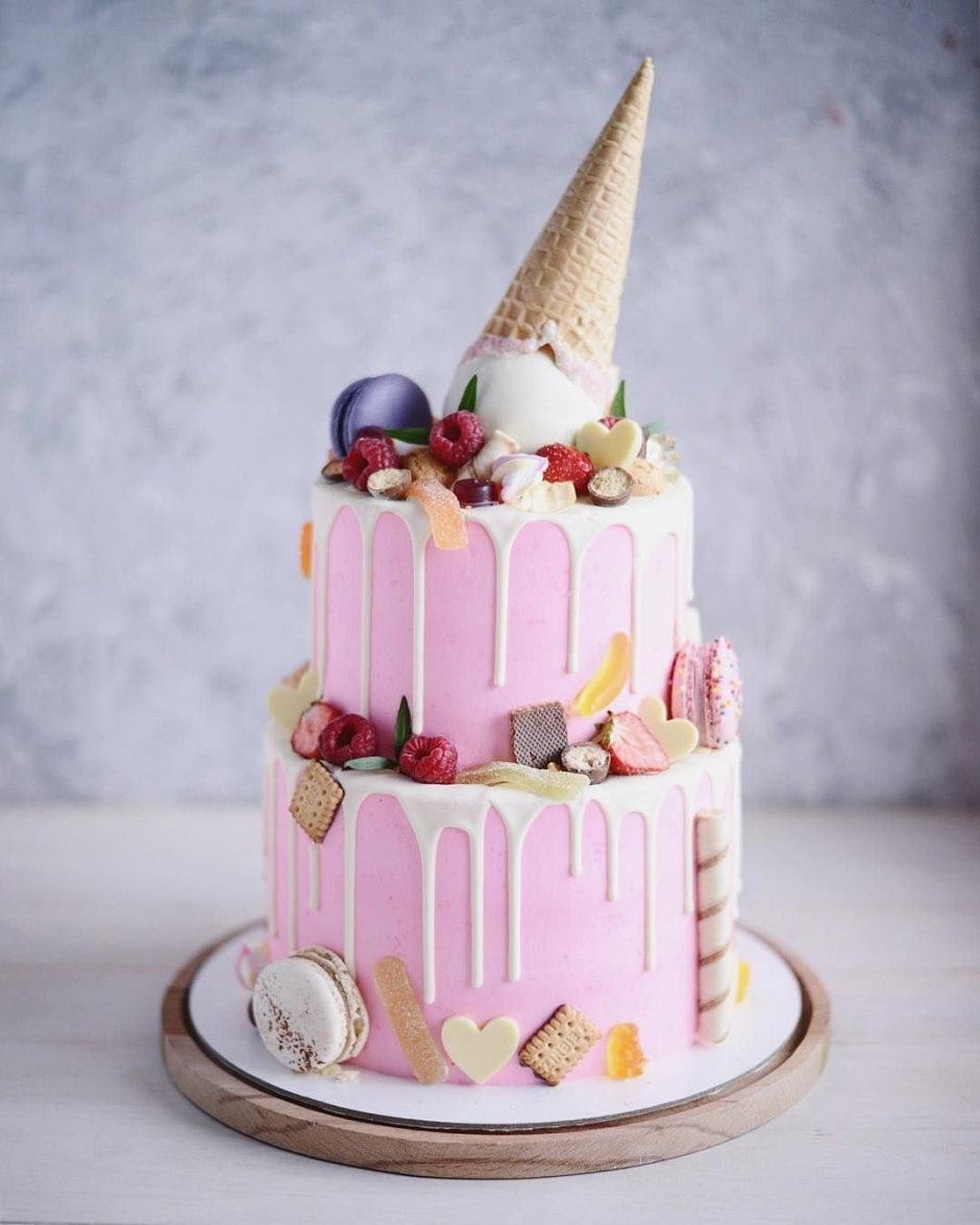 Декор торта с рожком