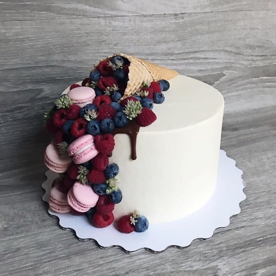 Декор торта с вафельным рожком