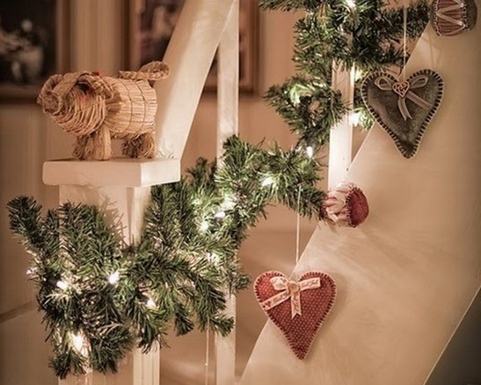 Фото декора стен с гирляндой новогодней с деревяшкой