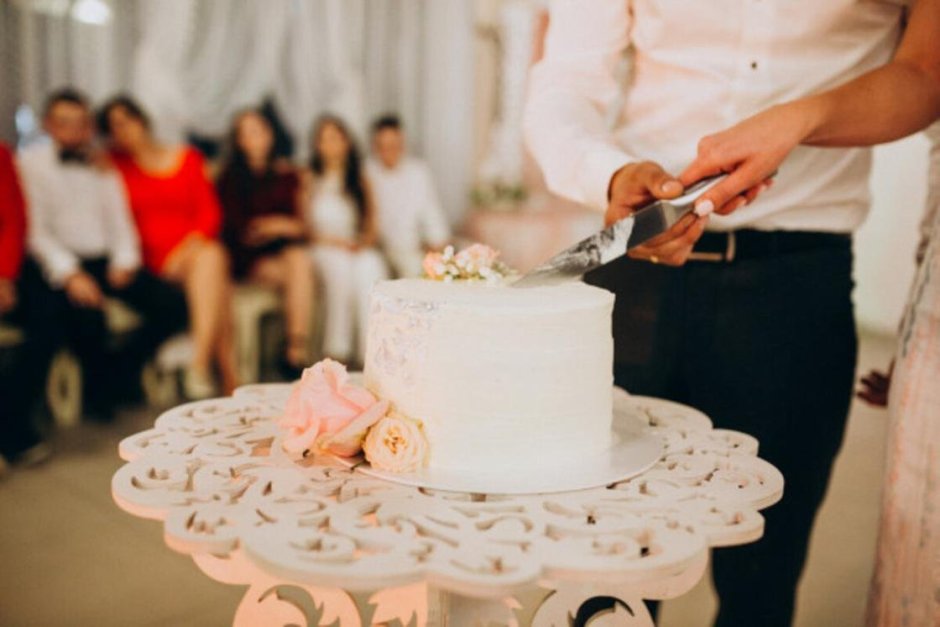 Свадебный торт порезанный