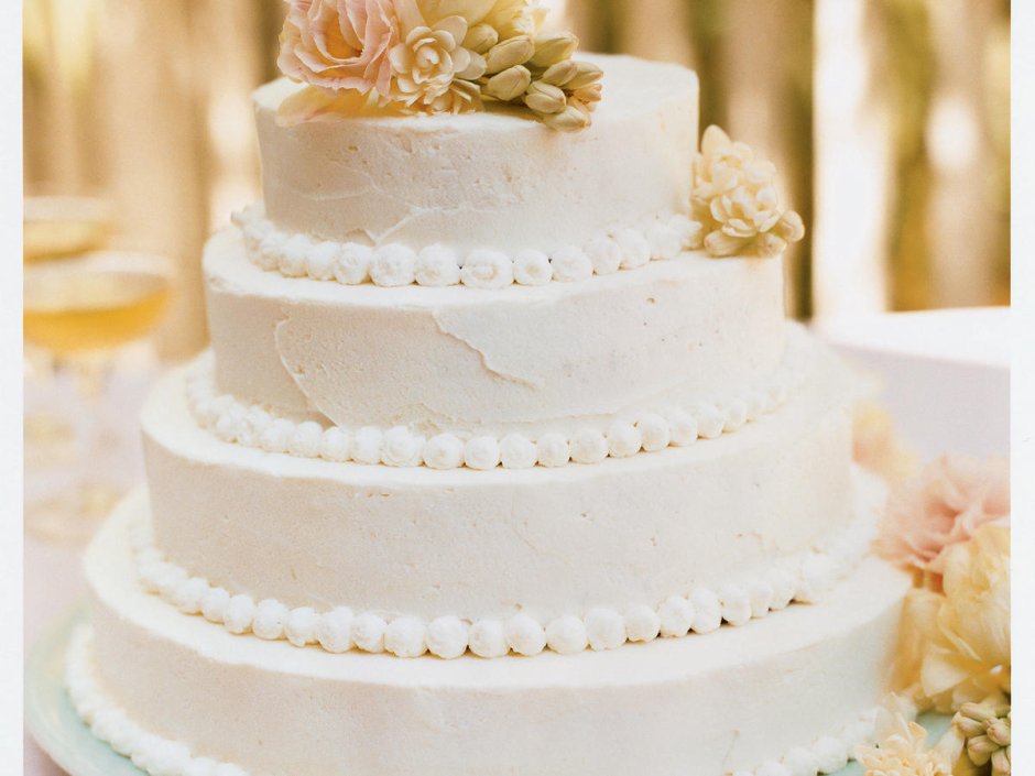 Двухъярусный торт с цветами