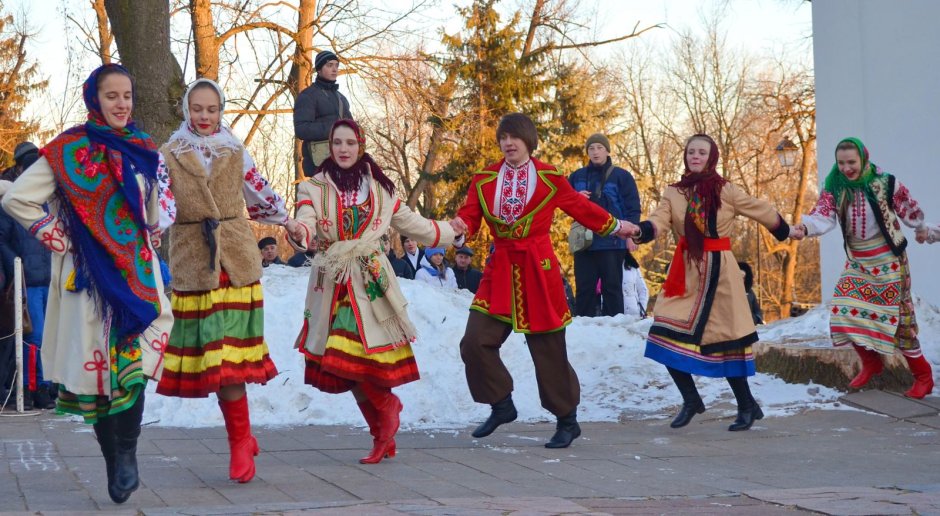 Люди танцуют на масляницце