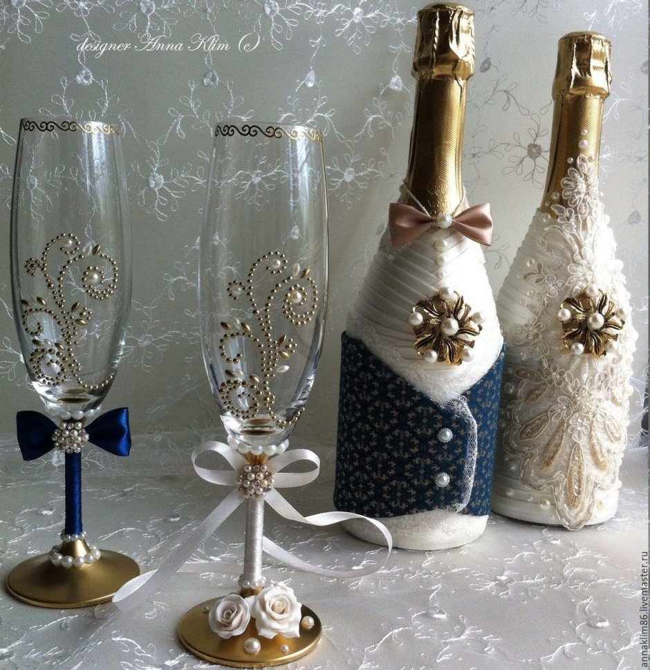 Свадебные бутылки шампанского и бокалы