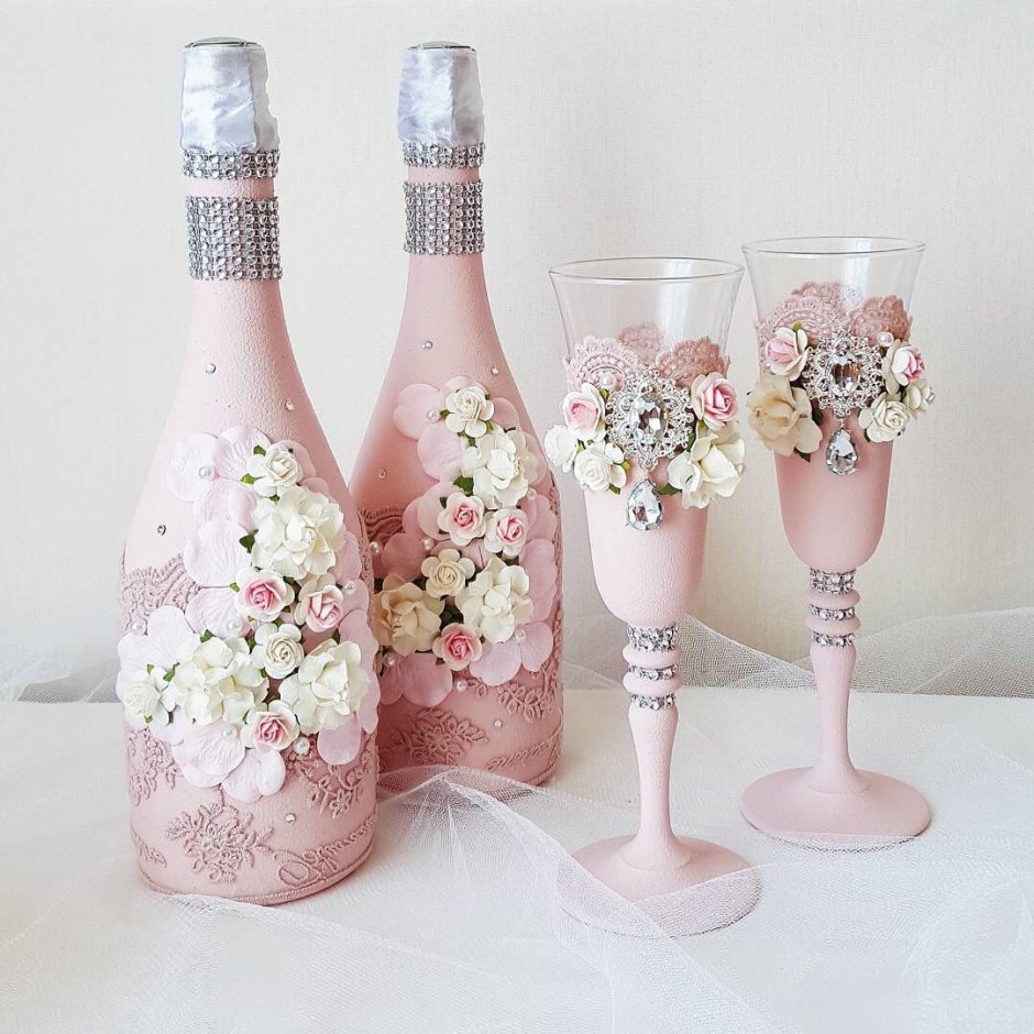 Свадебные бутылки шампанского и фужеры в розовых тонах