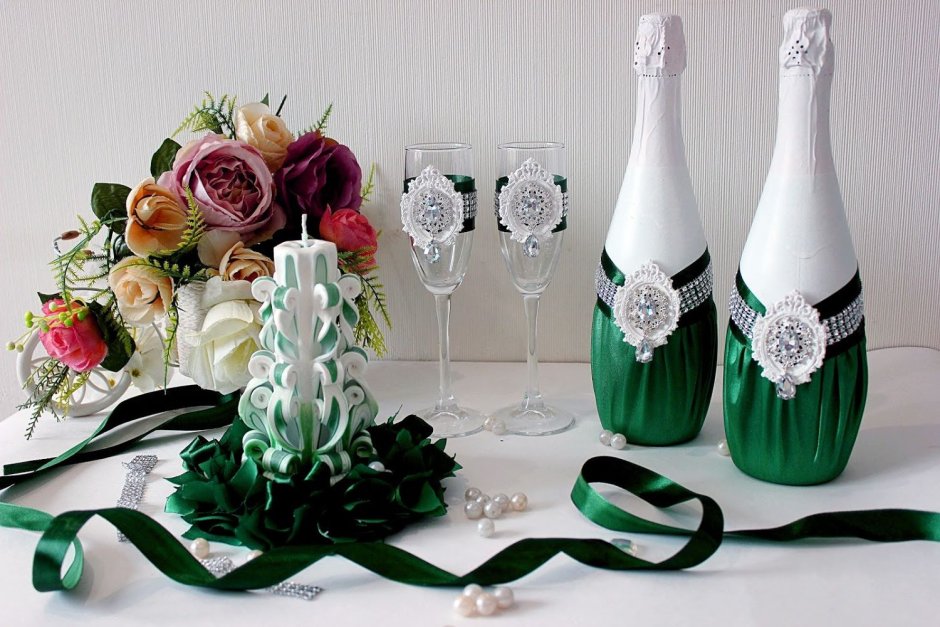 Свадебное шампанское и бокалы в зеленом цвете