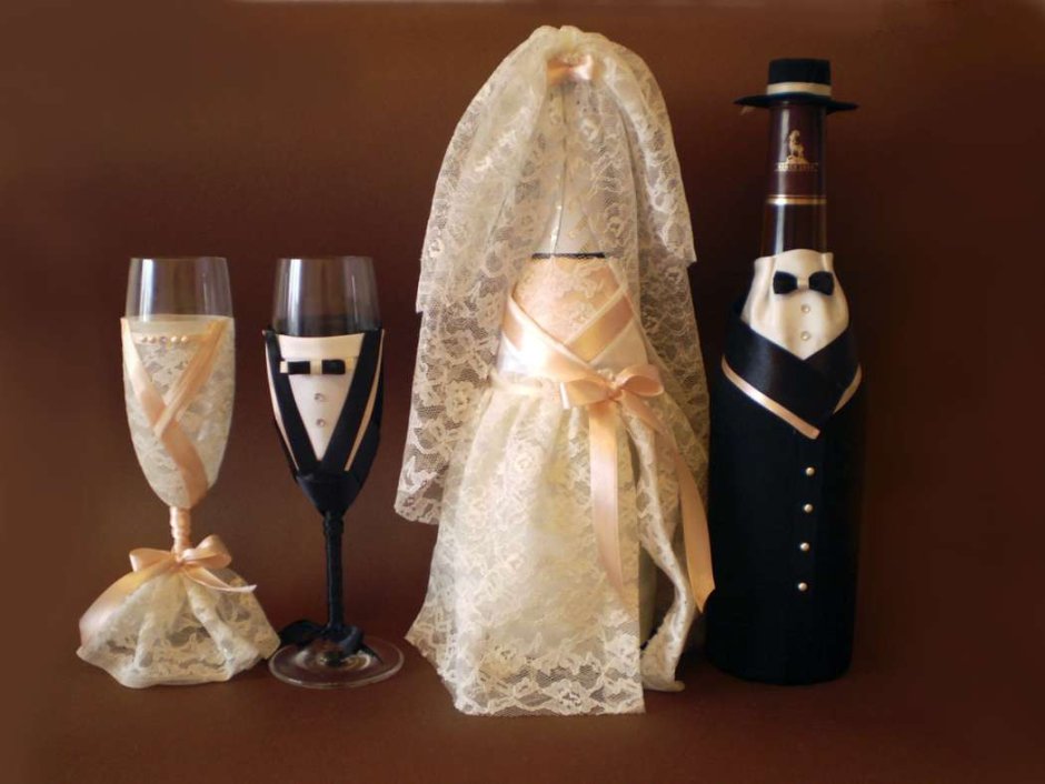 Бокалы и шампанское на свадьбу для жениха и невесты