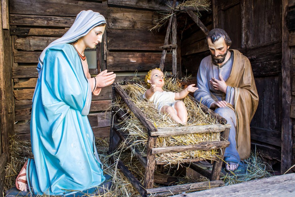 Мария, Иосиф младенец Иисус в вертепе