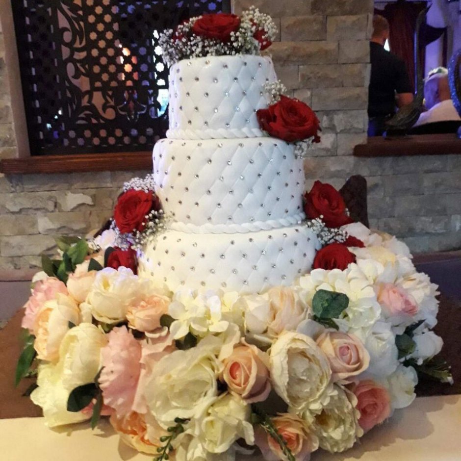 Шикарный свадебный торт 2021