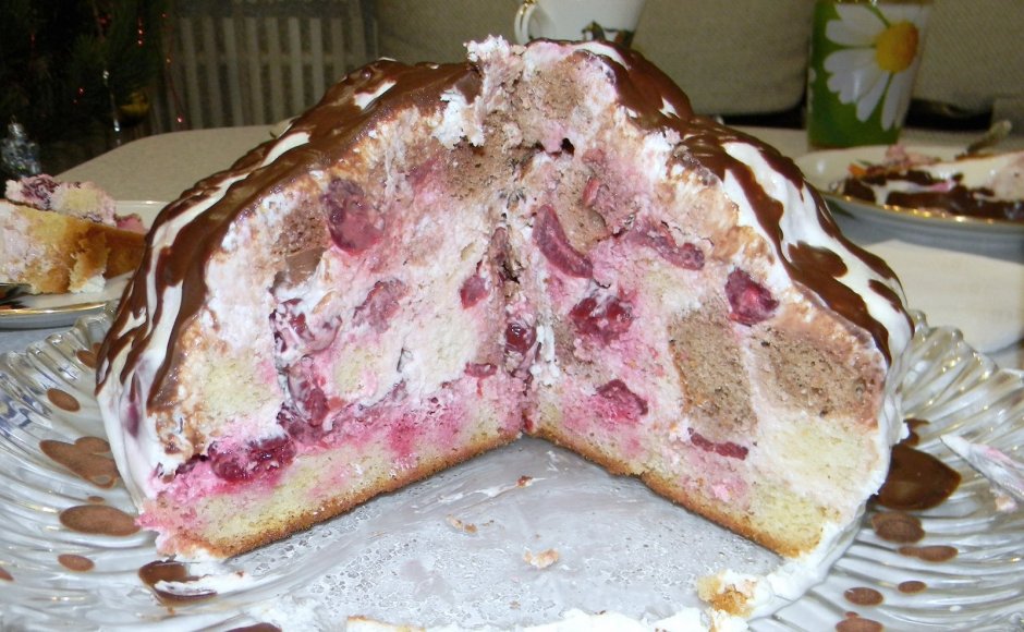 Ванильный торт с вишневым конфи