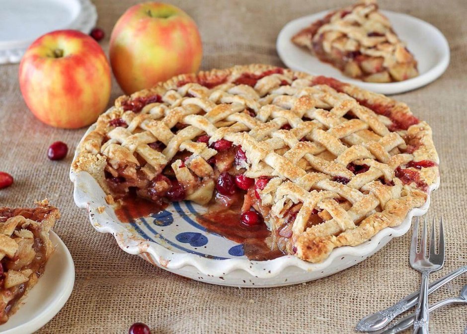 Пирог с клюквой и яблоками