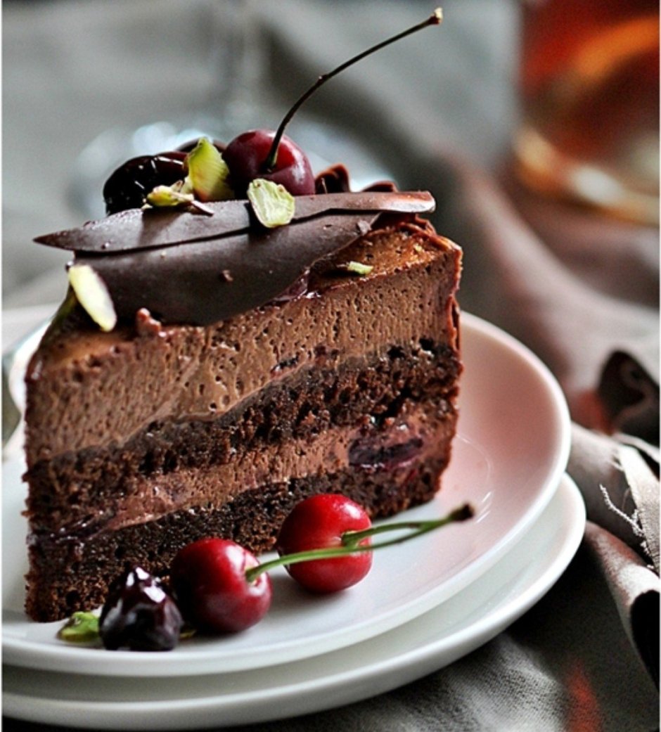 Шоколадный торт с вишневым конфи