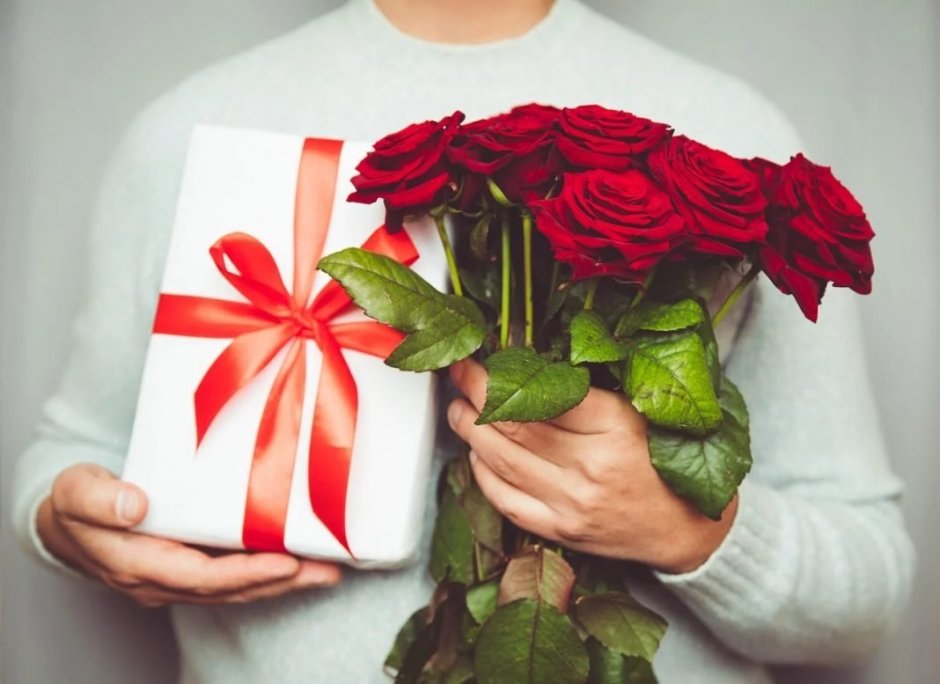 Мужчина с цветами и подарками