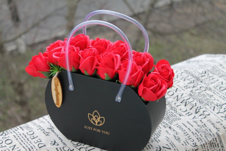 Шикарный букет цветов в сумочке