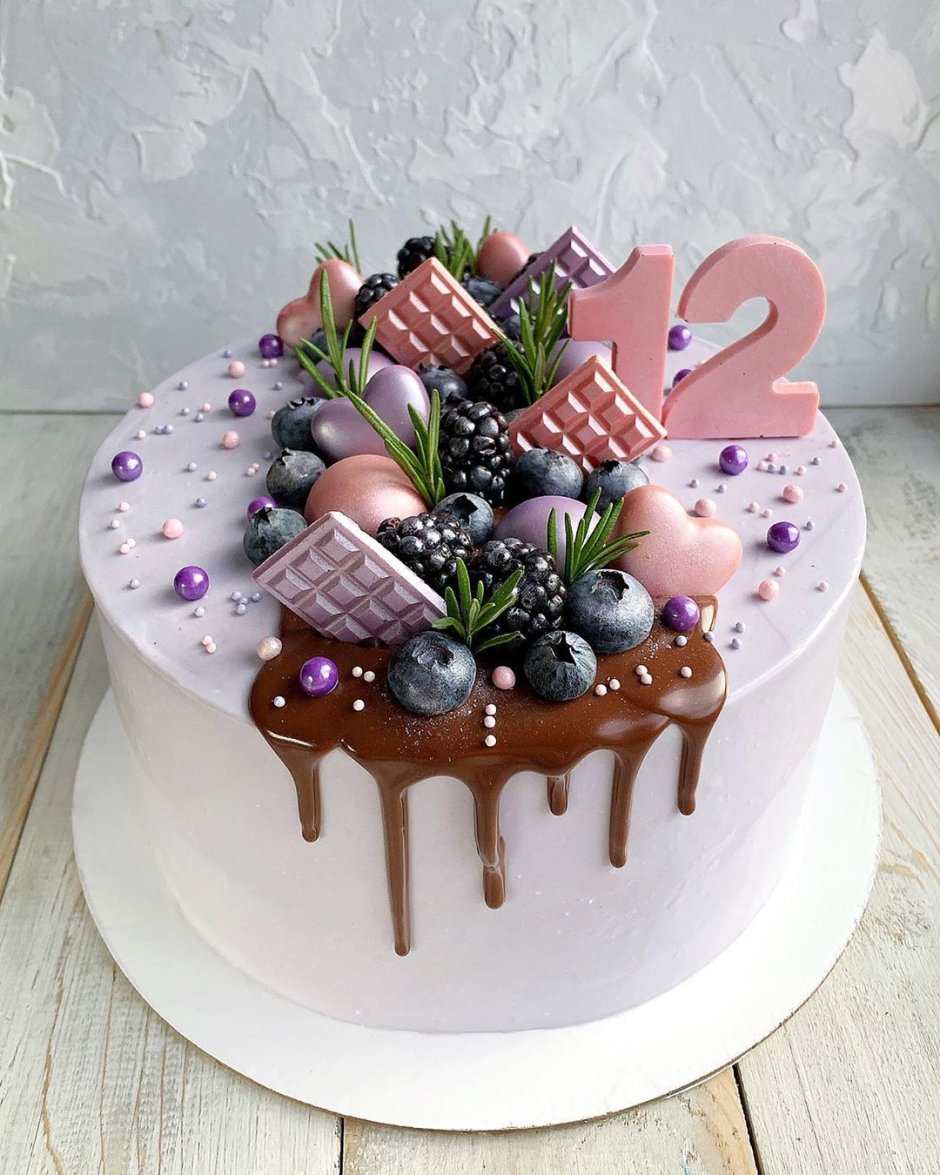Шоколадный торт с кремовыми цветами