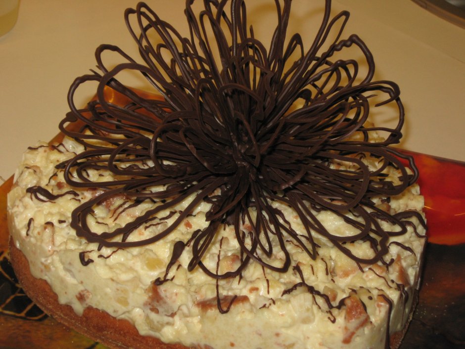 Торт с шоколадной стружкой в виде цветов