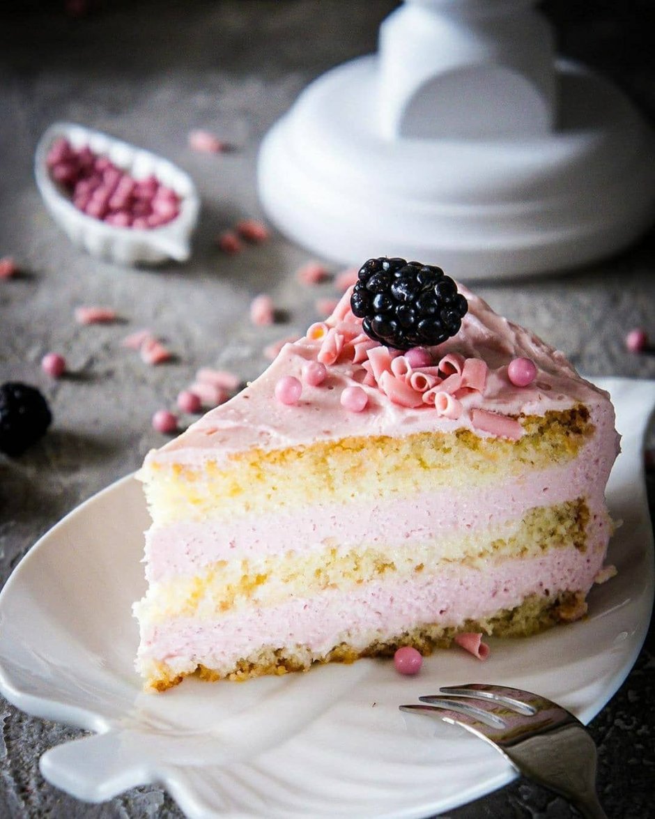 Торт из розового бисквита