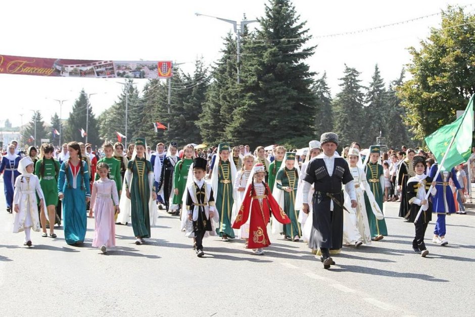 Грузинские танцы на природе