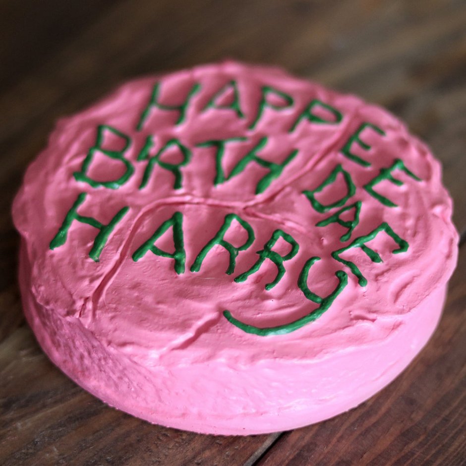 Хагрид дарит торт Гарри