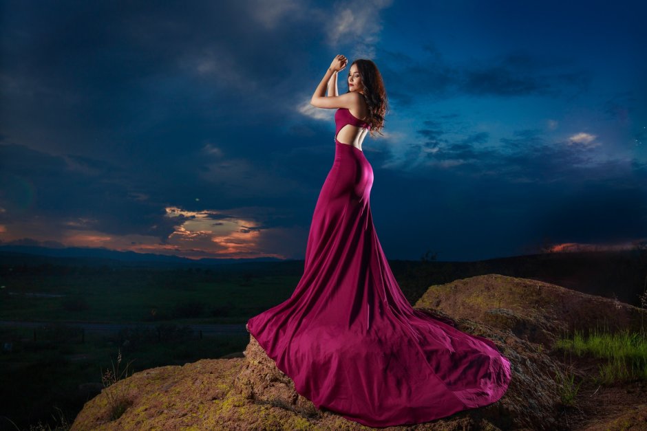 Девушка в Вечернем бордовом платье