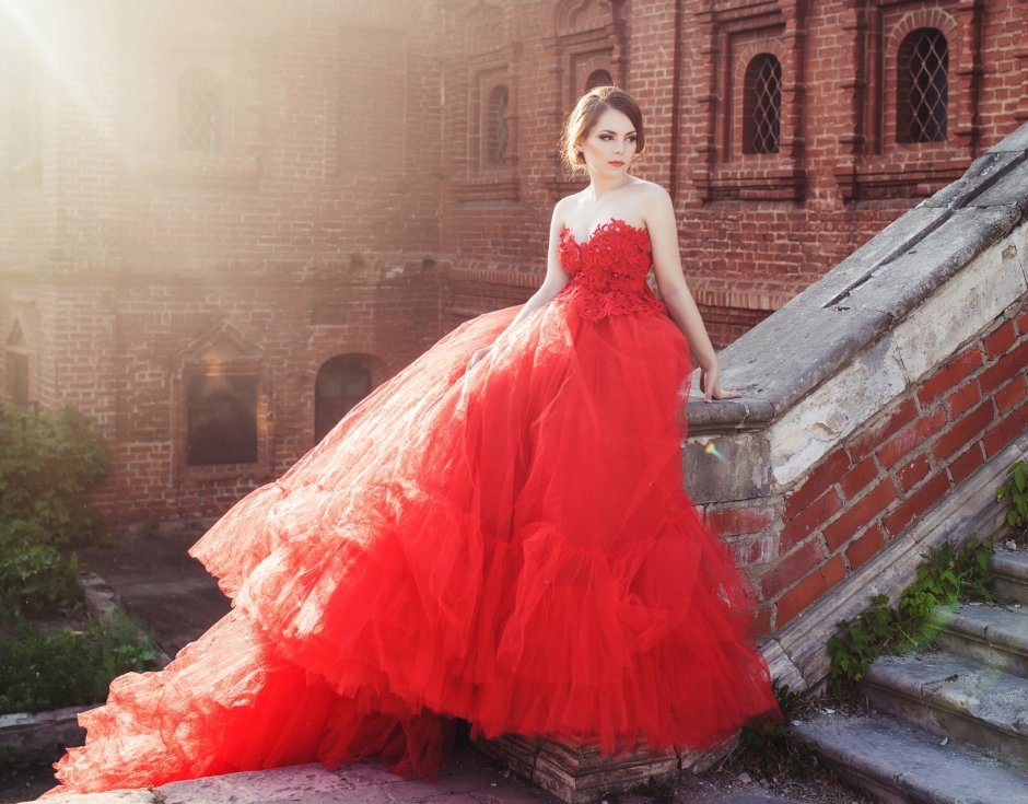 Девушка в Красном пышном платье