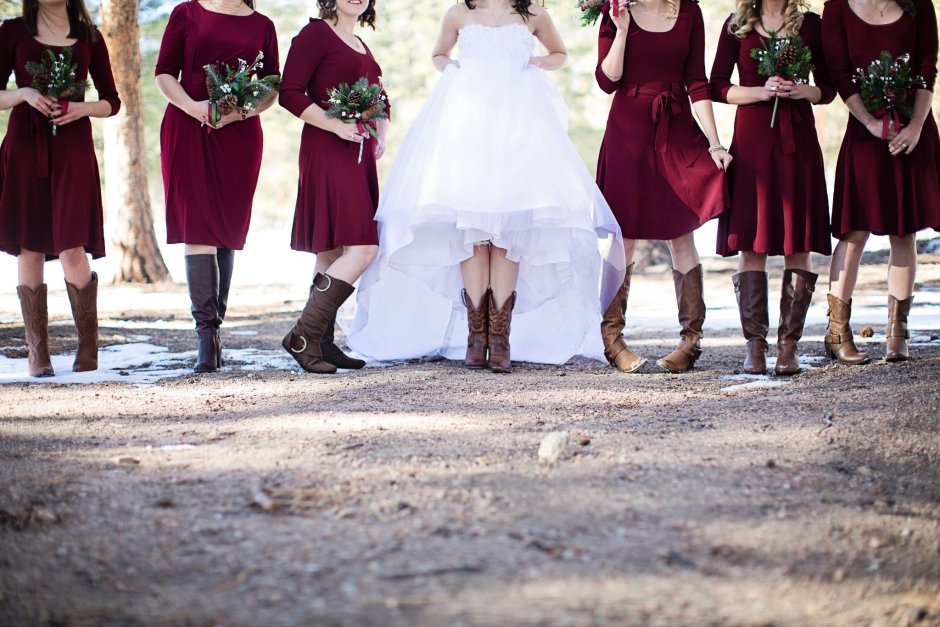 Свадебное платье с бордовыми туфлями