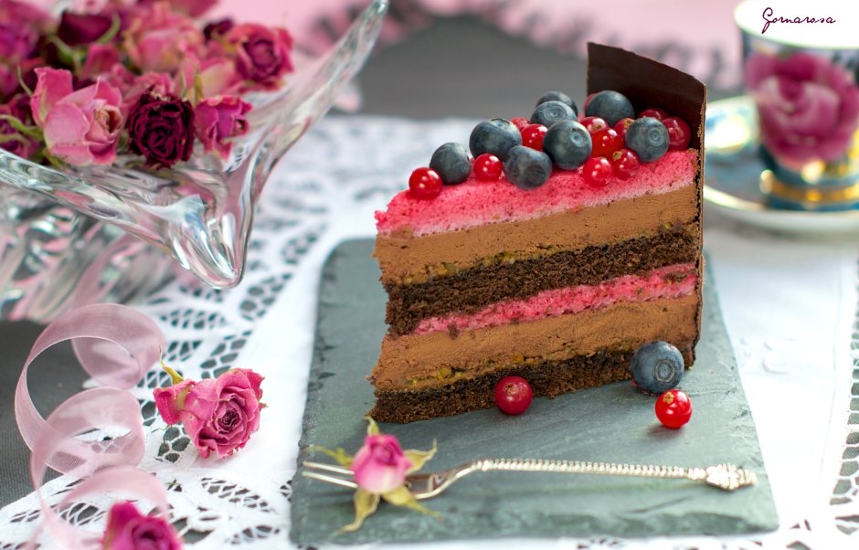 Кусок торта розовый