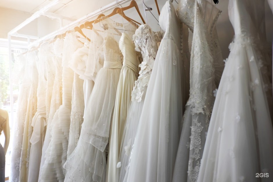 Свадебные платья на вешалках в салоне