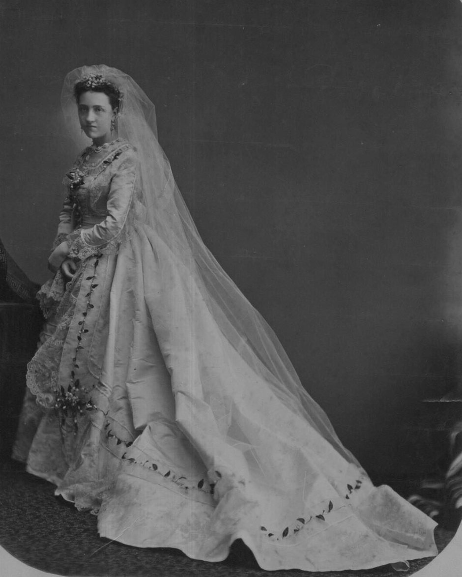 Эстетика платьев 19 века Готика